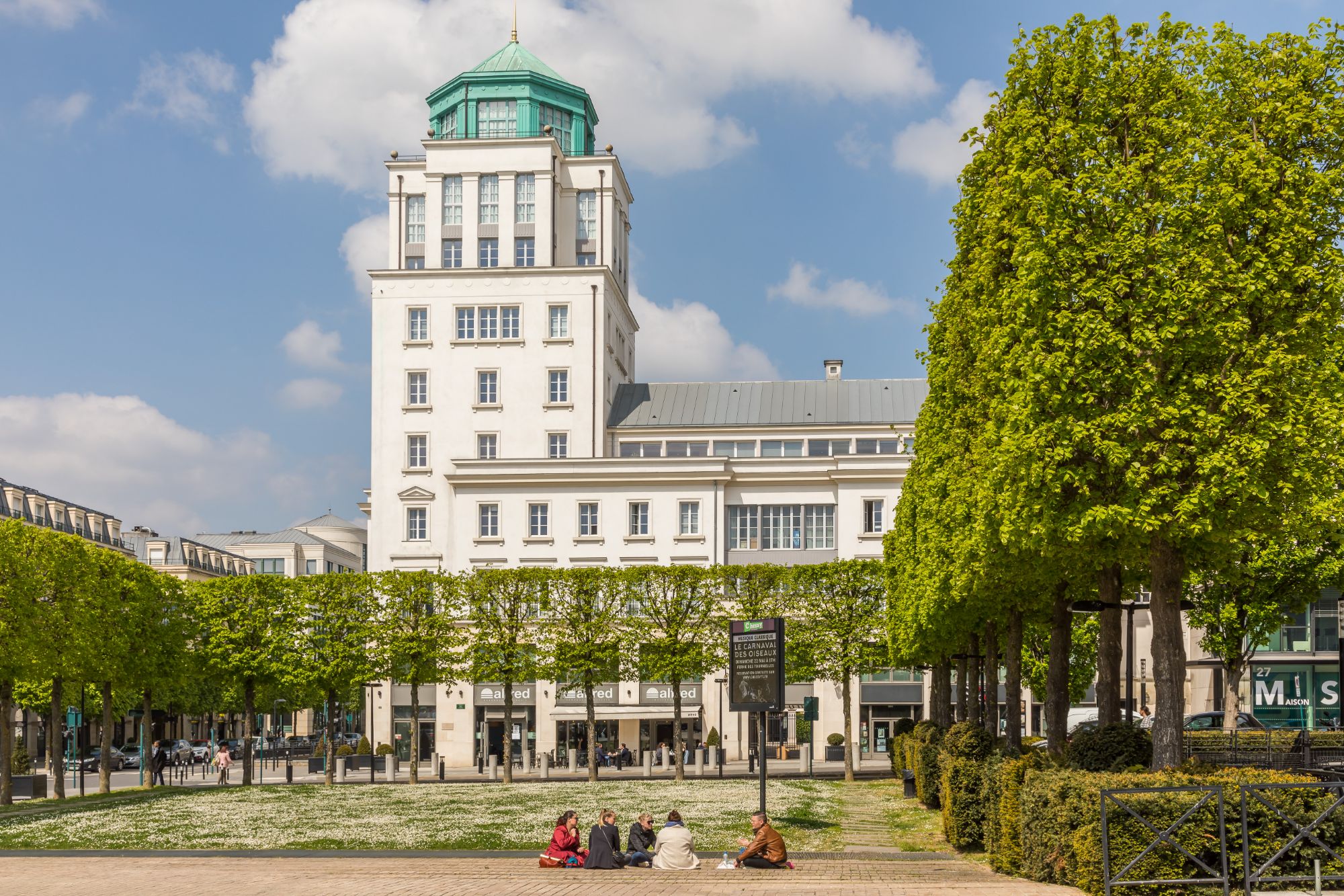 Tour Plazza Val d'Europe, Place d'Ariane