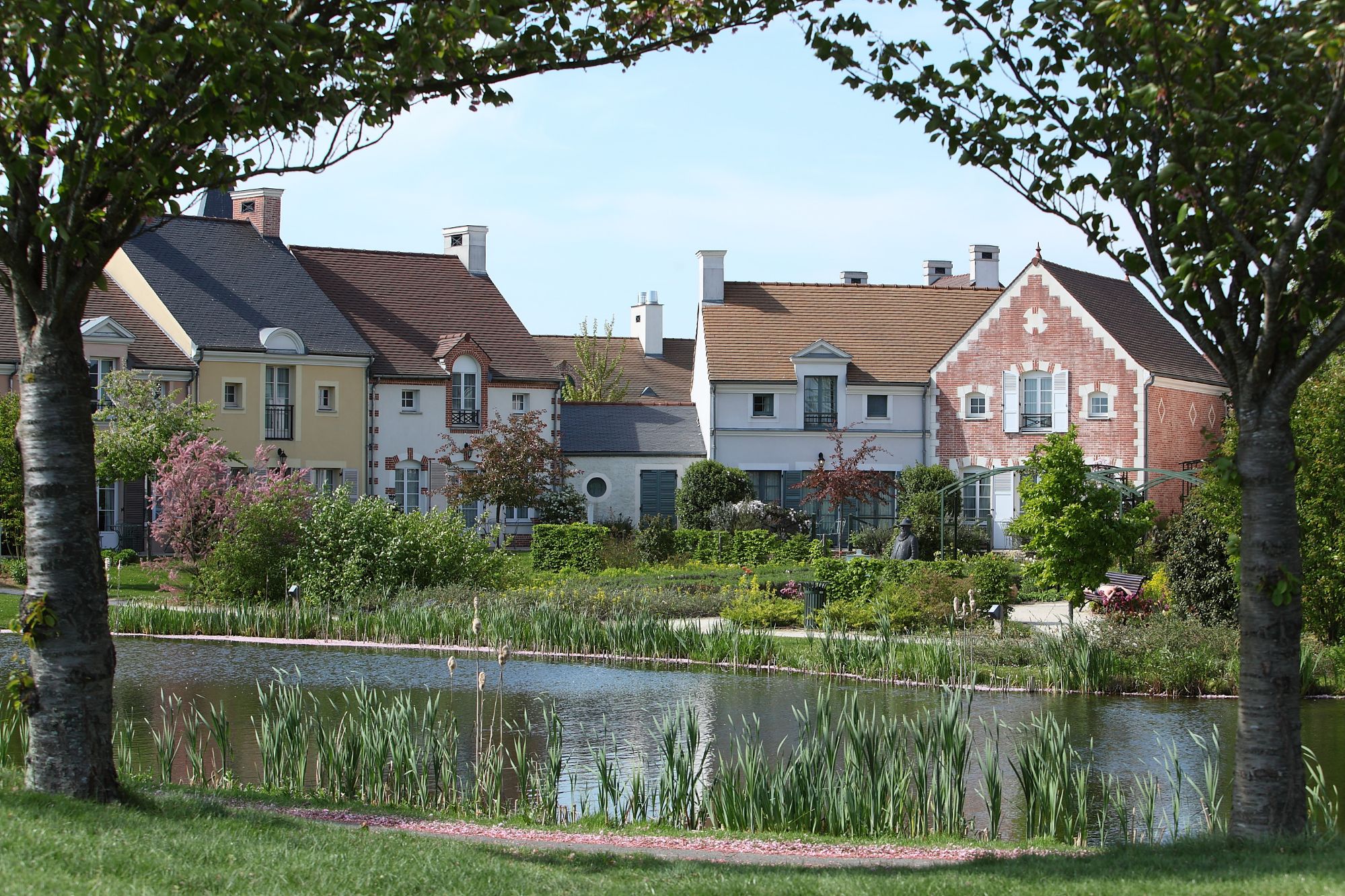 Petites maisons, verdure et fleurs