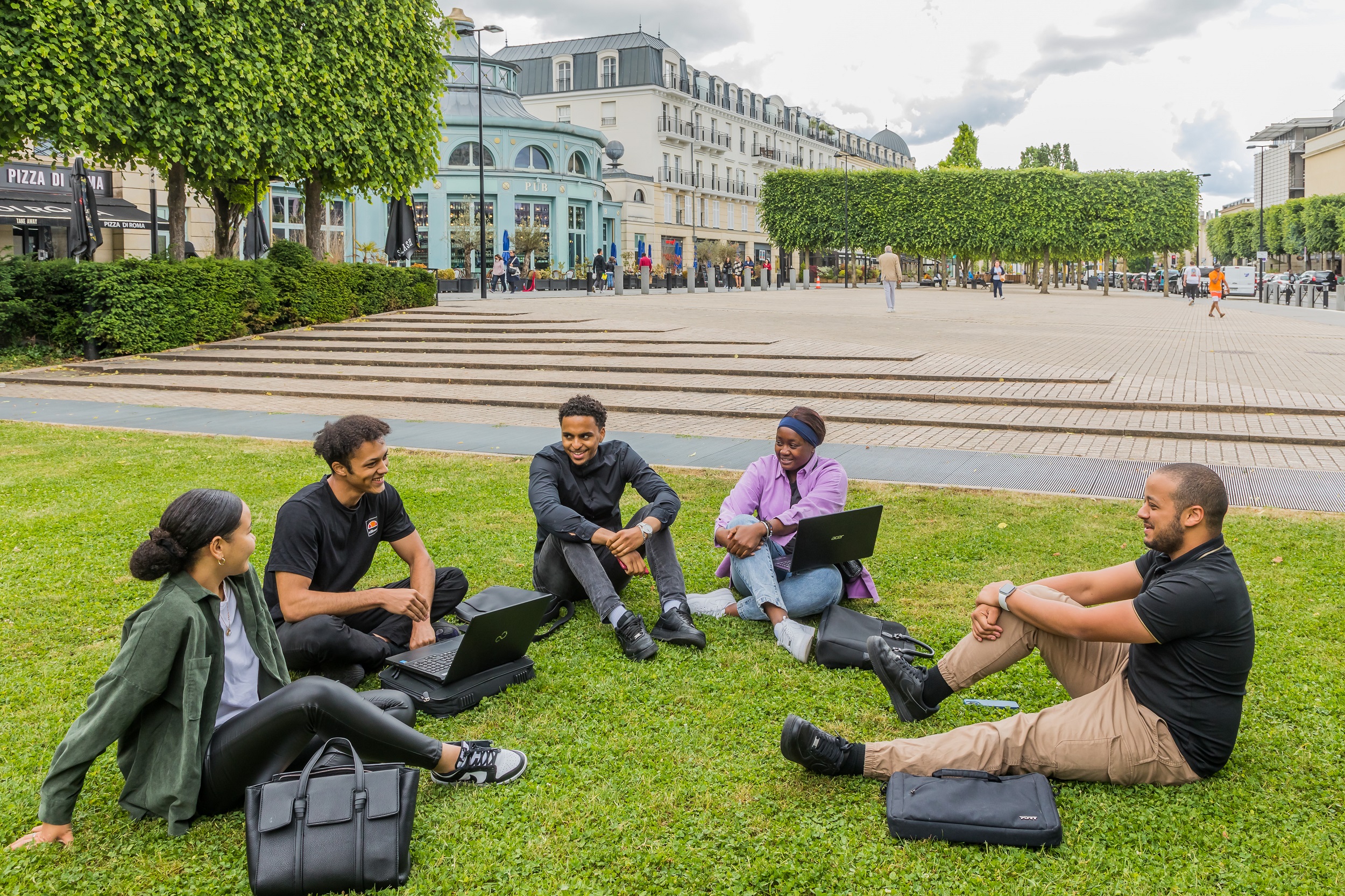 Personnes qui sont assises dans un parc