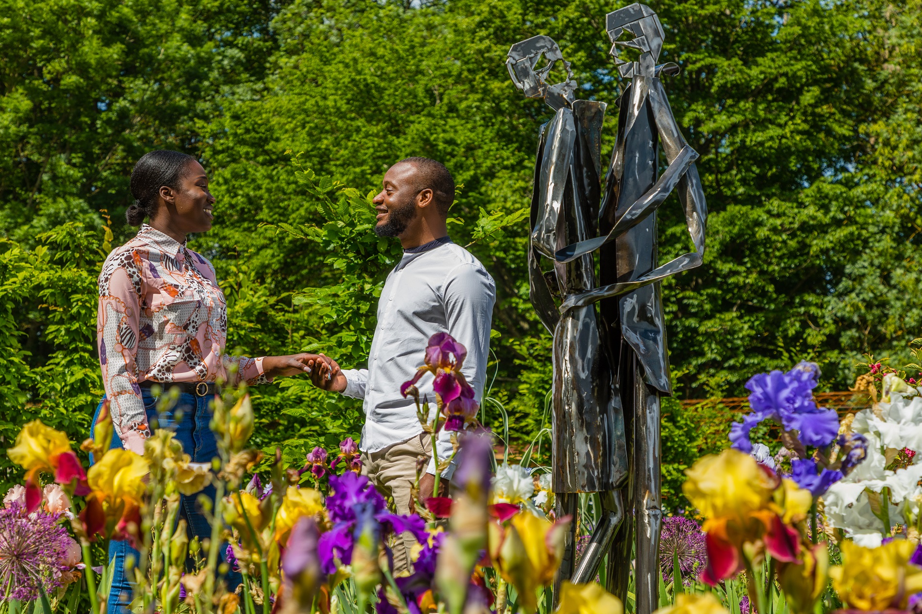 Amoureux se tenant la main au Parc de Coupvray